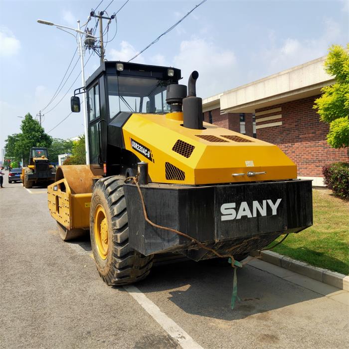 壓路機(jī)出租案例